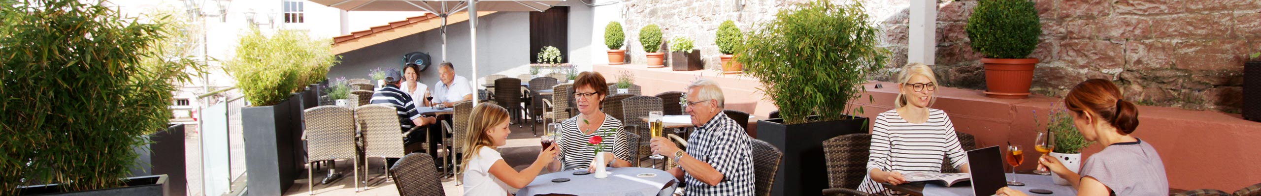 personen auf der Terrasse beim Reichsadler