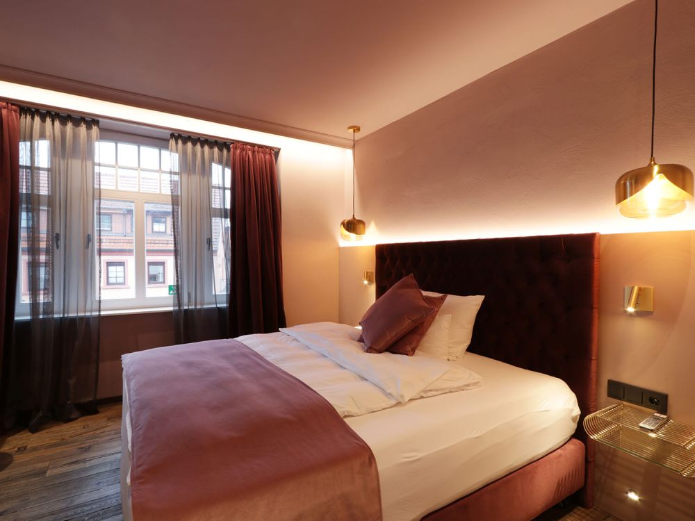 Blick auf das Doppelbet der Junior Suite des Reinhardt Hotels