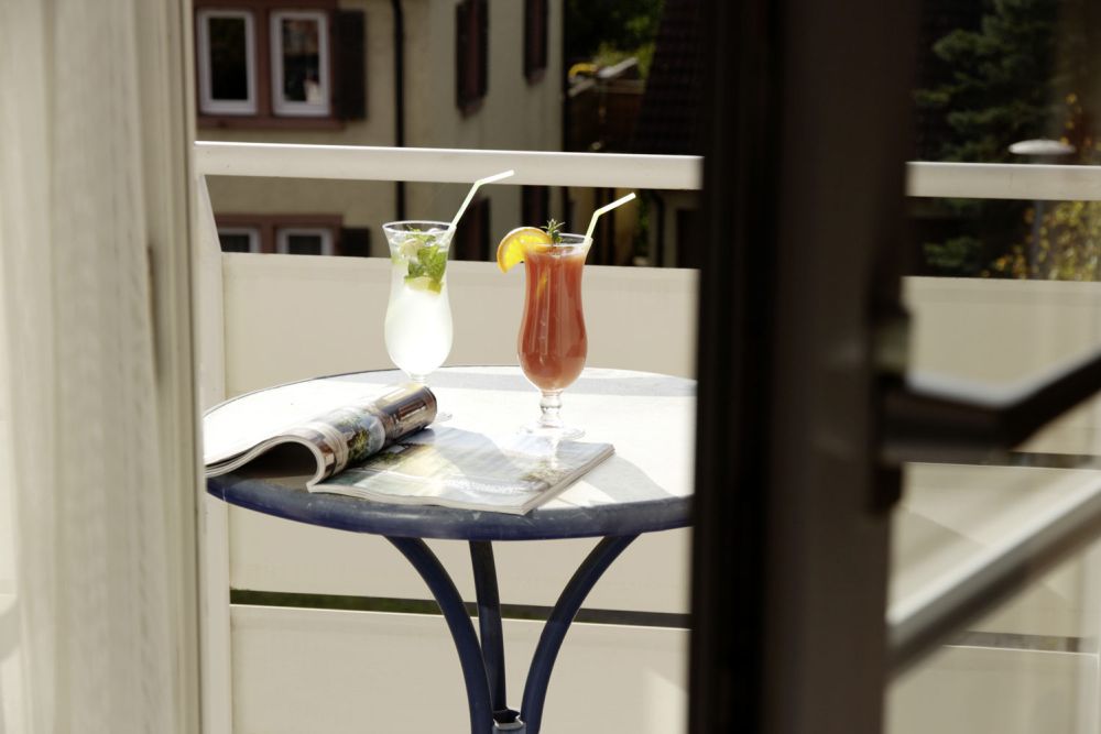 Cocktails auf dem Balkon genießen