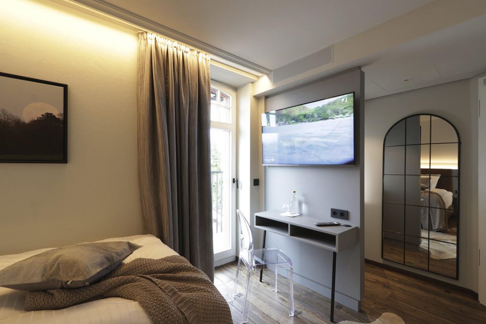 Der moderne SmartTV lädt zum entspannen im Bett ein.